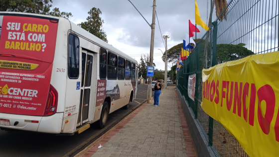 Moradores do Santo Antônio em Araxá reividicam recolocação de cobertura do ponto de ônibus retirado para obras