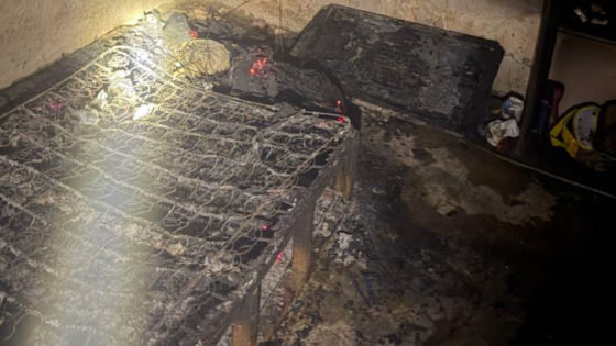 Cigarro aceso provoca incêndio em quarto de residência durante a madrugada em Araxá