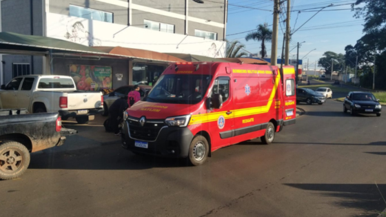 Acidente entre carro e moto deixa duas pessoas feridas na avenida Pedro Paula Lemos em Araxá