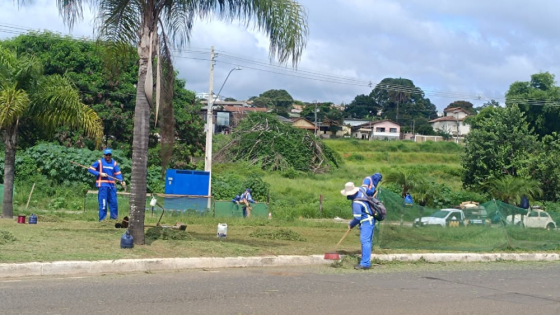 Serviços de capina, iluminação e tapa-buracos atendem diversos bairros nesta quarta (4) em Araxá