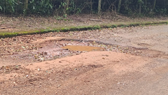 Chuvas voltam a provocar poças e buracos na entrada do Lago Norte do Barreiro em Araxá