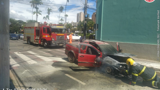 Incêndio em veículo é registrado na tarde desta terça-feira (07) no Centro de Araxá, ninguém se feriu