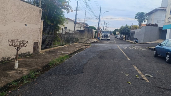 Copasa atua para conter vazamento de água na Rua Ipiaó nesta quarta (20) em Araxá