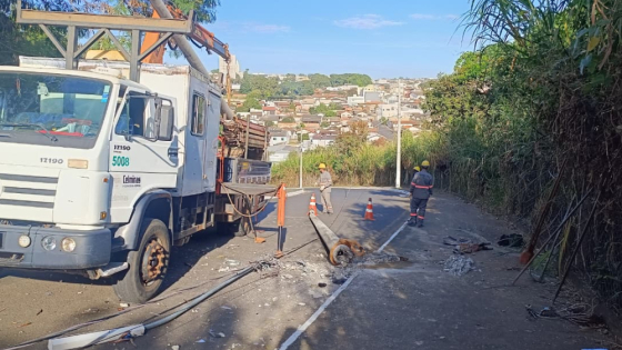 Poste atingido por veículo interdita avenida do Parque do Cristo em Araxá